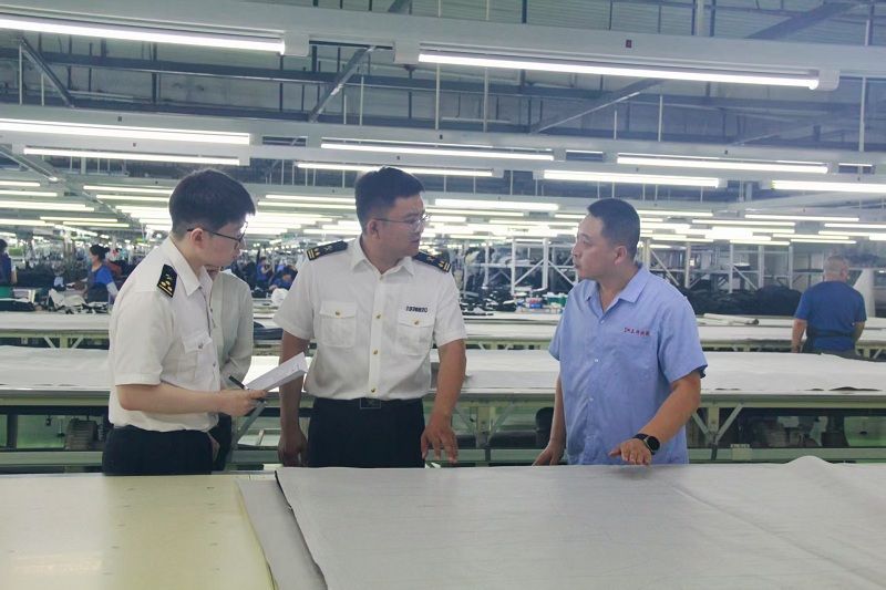 哈尔滨海关所属绥化海关关员开展加工贸易监管