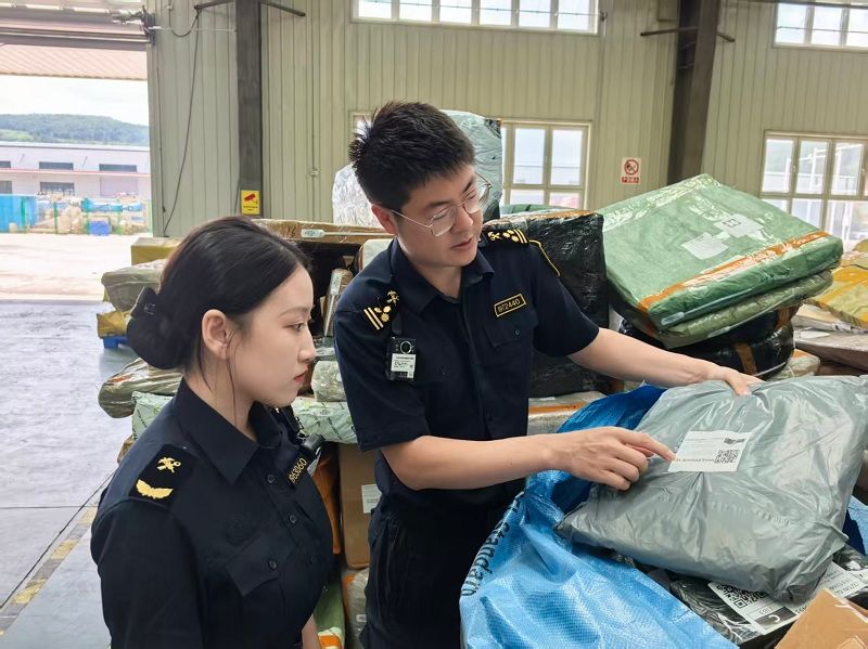 哈尔滨海关所属绥芬河海关关员对出口跨境电商包裹实施查验