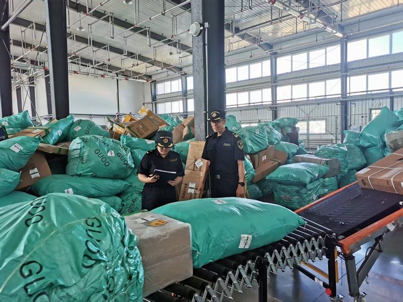 哈尔滨海关所属黑河海关关员对出口跨境电商货物进行查验